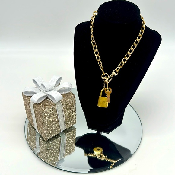Louis Vuitton #332 LV Lock and Key with unbranded chain - Picture 4 of 4